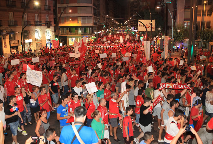 Una manifestación en contra del descenso administrativo del Murcia