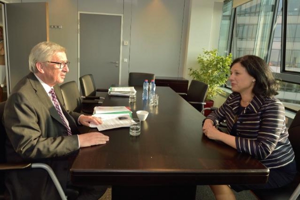 Juncker con Jourová durante las entrevistas a los candidatos