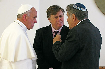 El periodista galardonado, Henrique Cymerman, junto al papa Francisco y otro miembro religioso. 